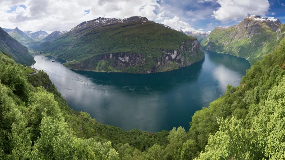 Geirangerfjord in Norwegen mit Kreuzfahrtschiff
