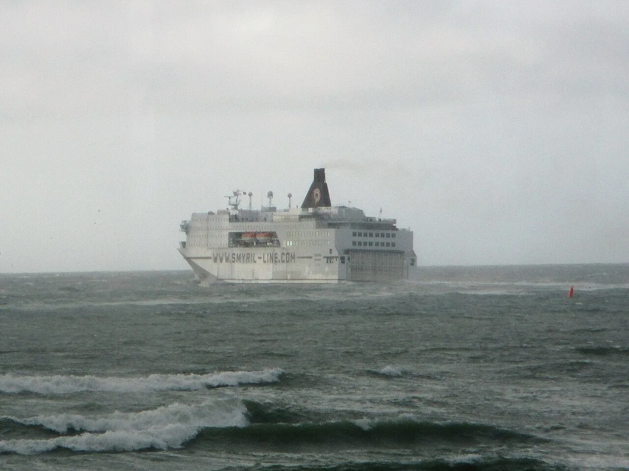 Die Norröna von Smyril Line beim Auslaufen in Hirtshals