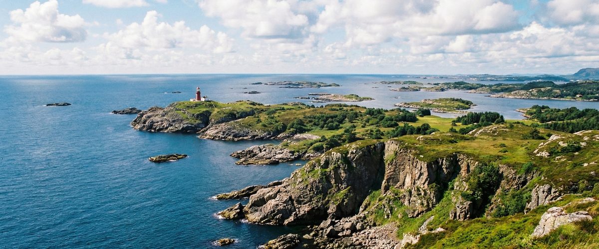 Panoramablick auf die norwegische Küste mit Fjorden und Bergen
